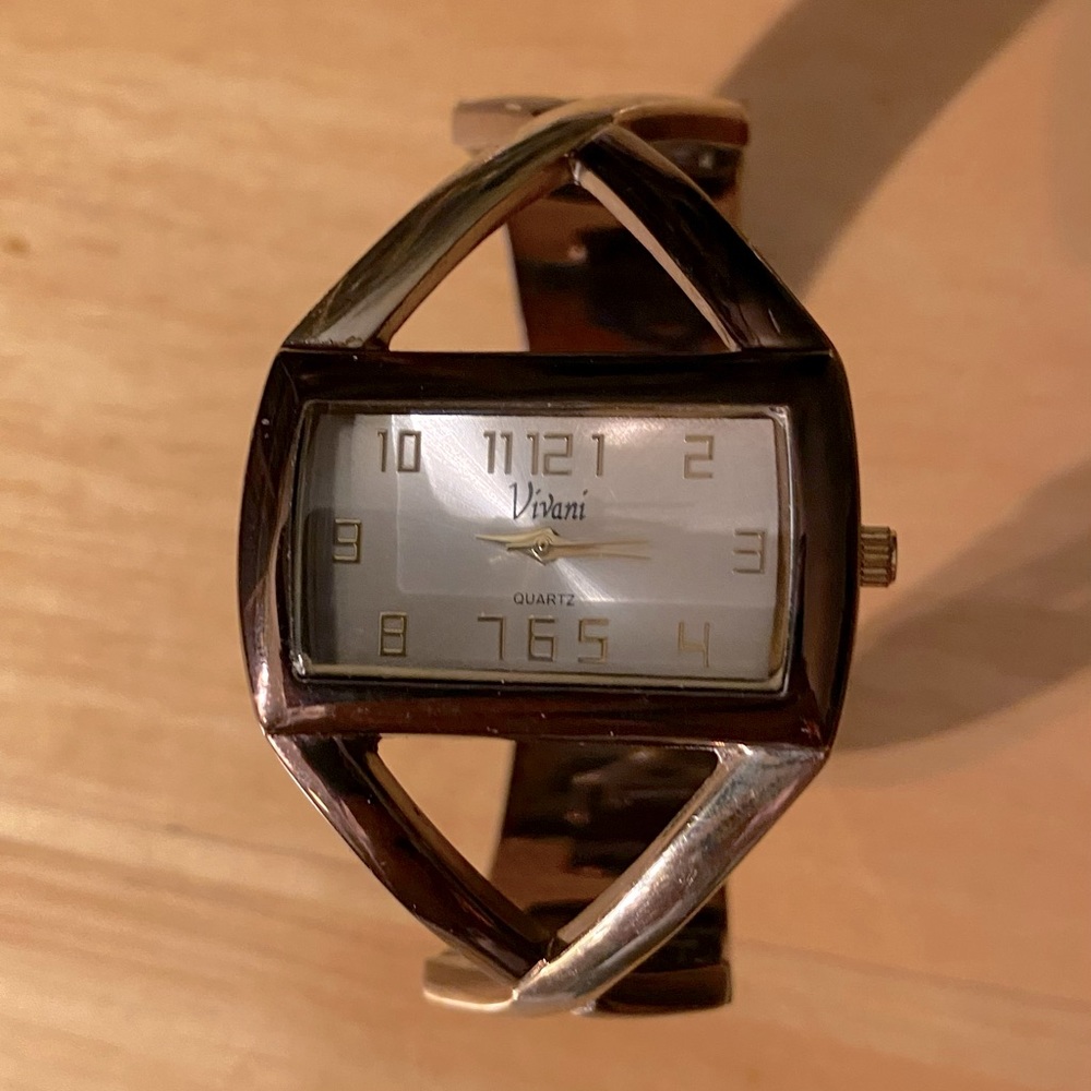 Vivani quartz wristwatch. Bracelet style size 8